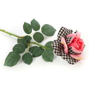 زهرة من مجموعة كورتلي تشك - لون زهري