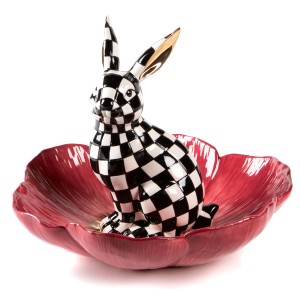 وعاء عميق فوقه مجسم أرنب