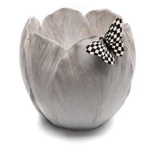 فازة زهور مزينبة بفراشة