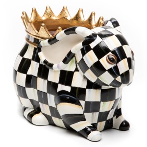 مزهرية للحديقة بزخرفة ملكة الأرانب